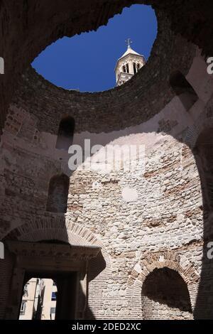 Palazzo di Diocleziano a Spalato, Croazia. Vestibolo di antica pietra miliare. Foto Stock