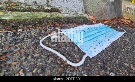 Maschera di protezione in un percorso, Germania Foto Stock