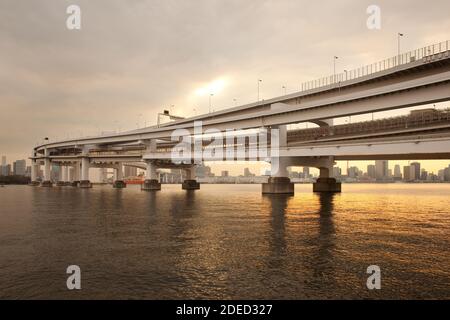 Rampa di accesso al Ponte di Arcobaleno, Odaiba, presso Tokyo, Regione di Kanto, Honshu, Giappone Foto Stock