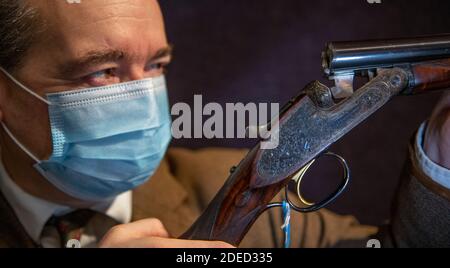 Knightsbridge, Londra, Regno Unito. 30 novembre 2020. Anteprima di Bonhams' Antique Arms, Modern Sporting Guns e vendita eccezionale di armi da fuoco a Londra. La vendita si svolgerà il 3 dicembre. Immagine: Il personale Bonhams guarda lungo il foro di un leggero estrattore a sidelock a 12 bore 'Pring-Opener' inciso con Kell di Henry Atkin, no 3510 nella sua custodia in pelle montata in ottone. Costruito nel 1948 secondo le specifiche di Gough Thomas, una delle principali autorità sulle armi e tiro del giorno, la pistola è stimato a £10,000-15,000. Credit: Malcolm Park/Alamy Live News Foto Stock