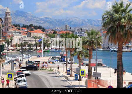 SPLIT, Croazia - Luglio 20, 2019: turisti visita Palm tree boulevard di Spalato. La Croazia ha avuto 18,4 milioni di visitatori nel 2018. Foto Stock