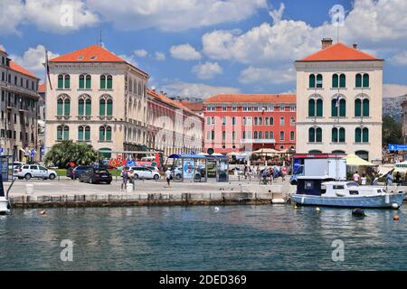 SPALATO, CROAZIA - 20 LUGLIO 2019: La gente visita Trg Republike piazza della città di Spalato. La Croazia ha avuto 18.4 milioni di visitatori nel 2018. Foto Stock