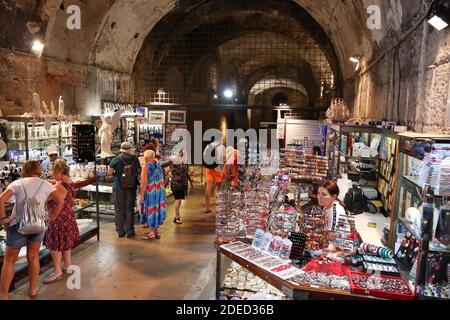 SPLIT, Croazia - Luglio 20, 2019: turisti visitano la metropolitana mercato souvenir sotto il palazzo di Diocleziano a Split. La Croazia ha avuto 18,4 milioni visito turistica Foto Stock