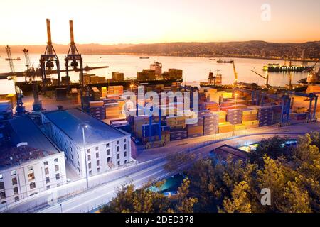 Valparaiso, regione di Valparaiso, Cile, America del Sud - Vista del porto di Valparaiso impianti prima dell'alba. Foto Stock