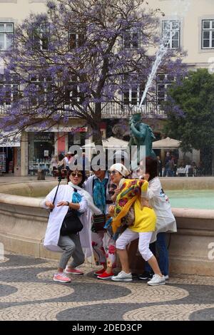 Lisbona, PORTOGALLO - 4 GIUGNO 2018: Gruppo turistico femminile asiatico alla fontana di Rossio Square a Lisbona, Portogallo. Lisbona è il 11th-populou più Foto Stock