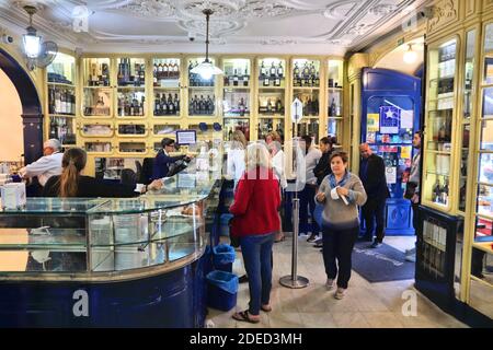 LISBONA, PORTOGALLO - 6 GIUGNO 2018: La gente visita Pasteis de Belem panificio e caffè a Lisbona. È il ristorante più recensito al mondo con 10,000 revi Foto Stock