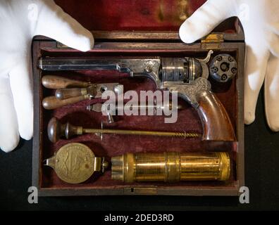 Knightsbridge, Londra, Regno Unito. 30 novembre 2020. Anteprima di Bonhams' Antique Arms, Modern Sporting Guns e vendita eccezionale di armi da fuoco a Londra. La vendita si svolgerà il 3 dicembre. Image: Rare cased deluxe .34 percussion Colt Paterson N. 2 Belt Model Revolver No. 576, Circa 1840, stimate £200,000-300,000. Credit: Malcolm Park/Alamy Live News Foto Stock