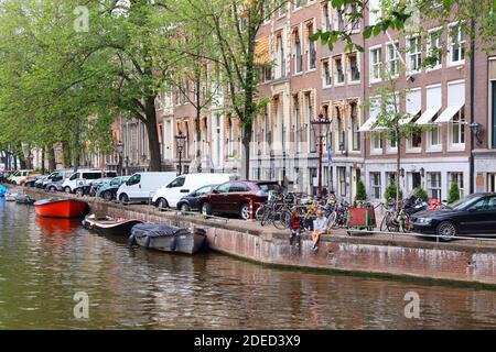AMSTERDAM, Paesi Bassi - 10 luglio 2017: Herengracht canal lato in Amsterdam, Paesi Bassi. Amsterdam è la capitale dei Paesi Bassi. Foto Stock