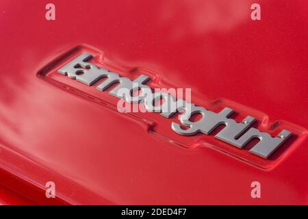 Primo piano del badge Lamborghini su un rosso Vettura sportiva Countach 25th Anniversary Edition portata fuori sotto il sole Foto Stock