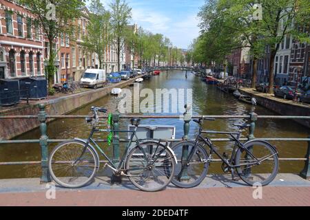 AMSTERDAM, PAESI BASSI - 10 LUGLIO 2017: Biciclette parcheggiate a Oudezijds Voorburgwal ad Amsterdam, Paesi Bassi. Amsterdam è la capitale del Nethel Foto Stock