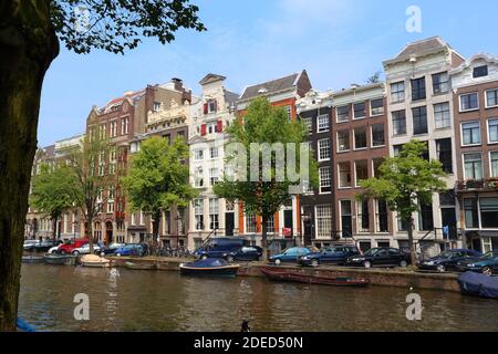 AMSTERDAM, PAESI BASSI - 7 LUGLIO 2017: Canale Keizersgracht ad Amsterdam, Paesi Bassi. Amsterdam è la capitale dei Paesi Bassi. Foto Stock