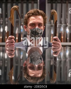 Knightsbridge, Londra, Regno Unito. 30 novembre 2020. Anteprima di Bonhams' Antique Arms, Modern Sporting Guns e vendita eccezionale di armi da fuoco a Londra. La vendita si svolgerà il 3 dicembre. Immagine: Bonhams membro dello staff con due persone scolpite da Ian Jones stima £500-700. Credit: Malcolm Park/Alamy Live News Foto Stock