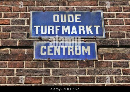 Amsterdam, Paesi Bassi - cartello con il nome della strada. Oude Turfmarkt. Foto Stock