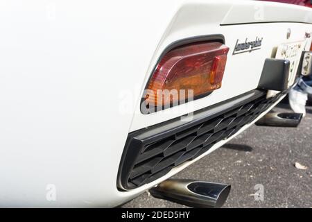 Primo piano del gruppo ottico posteriore sinistro su una Lamborghini Miura P400 S bianca che mostra il retro della vettura, la griglia posteriore e i tubi di scarico Foto Stock