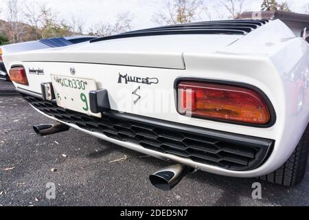 Primo piano della parte posteriore di una Lamborghini Miura P400 S bianca, che mostra il gruppo luci posteriori, la targa, il logo e gli scarichi Foto Stock