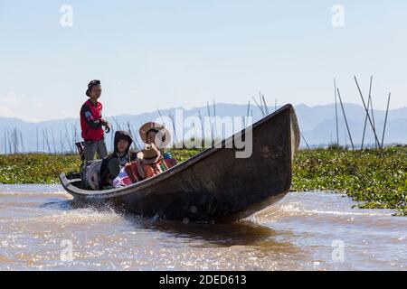 Longboat ride al Lago Inle, Myanmar (Birmania), l'Asia in febbraio Foto Stock