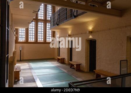 Vista degli sbarchi di cellule e delle celle all'interno della sezione femminile della prigione vittoriana, Lincoln Castle, Lincs., Regno Unito. Foto Stock