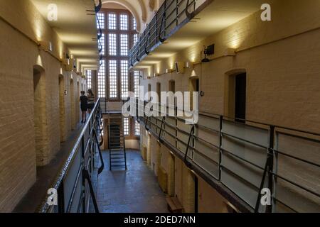 Vista degli sbarchi di cellule e delle celle all'interno della sezione maschile della prigione vittoriana, Lincoln Castle, Lincs., Regno Unito. Foto Stock