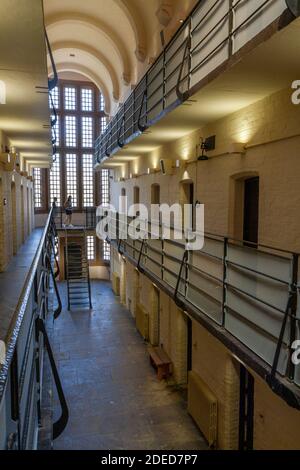 Vista degli sbarchi di cellule e delle celle all'interno della sezione maschile della prigione vittoriana, Lincoln Castle, Lincs., Regno Unito. Foto Stock