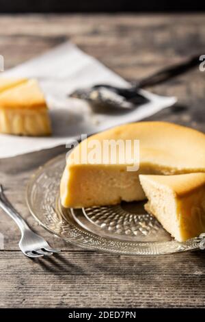 Cheesecake tradizionale di New York su tavolo di legno Foto Stock