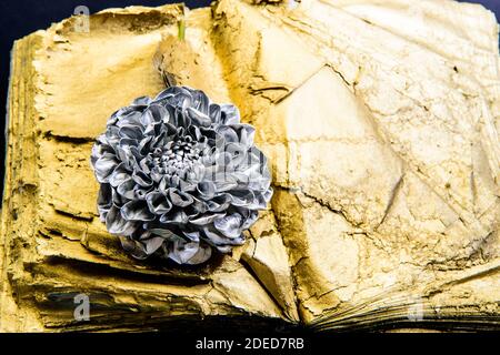 Forgiatura e scultura. Bellezza eterna. Concetto di botanica. Bel fiore d'argento. Negozio di fiori. Acciaio metallico o colore dorato. Primo piano con vernice metallizzata ricoperta di fiori. Fiore di metallo. Arte astratta Foto Stock