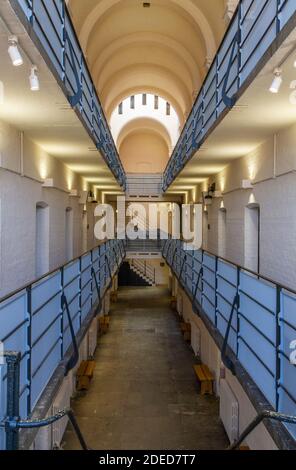 Vista degli sbarchi di cellule e delle celle all'interno della sezione maschile della prigione vittoriana, Lincoln Castle, Lincs., Regno Unito. Foto Stock