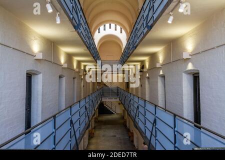 Vista degli sbarchi di cellule e delle celle all'interno della sezione maschile della prigione vittoriana, Lincoln Castle, Lincs., Regno Unito. Foto Stock