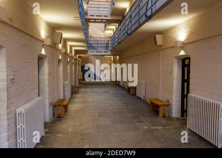 Vista degli sbarchi di cellule e delle celle all'interno della sezione maschile della prigione vittoriana, Lincoln Castle, Lincs., Regno Unito. Foto Stock