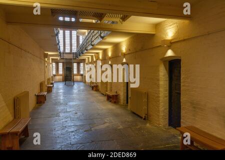 Vista degli sbarchi di cellule e delle celle all'interno della sezione maschile della prigione vittoriana, Lincoln Castle, Lincs., Regno Unito. Foto Stock