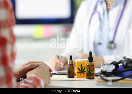 Il medico scrive la prescrizione per il paziente per la marijuana. Foto Stock