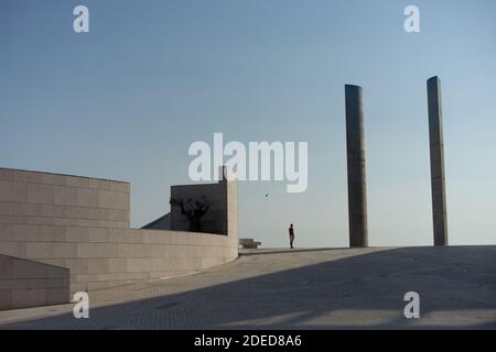 LISBONA, PORTOGALLO - 6 maggio 2018: Champalimaud Foundation Center for the Unknown man standing looking the Ocean Foto Stock