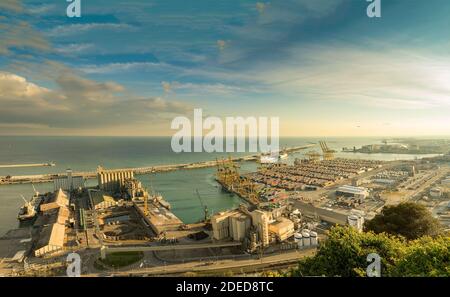 Vista panoramica del porto di Barcellona. E' uno dei porti container più trafficate d'Europa a Barcellona, in Spagna Foto Stock