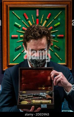 Londra, Regno Unito. 30 novembre 2020. Uno di un paio eccezionale di 'Flintlock' ripetendo Air Pistols da Blair Castle, Scozia, di Edward Bate, Londra, circa 1770, est £20,000 - 30,000 - Anteprima di Bonhams' Antique Arms, Modern Sporting Guns & Exceptional Firearms. La vendita avrà luogo il 3 dicembre a Knightsbridge. Credit: Guy Bell/Alamy Live News Foto Stock