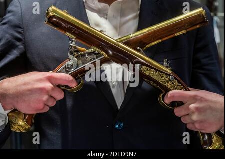 Londra, Regno Unito. 30 novembre 2020. Uno di un paio eccezionale di 'Flintlock' ripetendo Air Pistols da Blair Castle, Scozia, di Edward Bate, Londra, circa 1770, est £20,000 - 30,000 - Anteprima di Bonhams' Antique Arms, Modern Sporting Guns & Exceptional Firearms. La vendita avrà luogo il 3 dicembre a Knightsbridge. Credit: Guy Bell/Alamy Live News Foto Stock