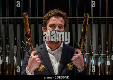Londra, Regno Unito. 30 novembre 2020. Uno di un paio eccezionale di 'Flintlock' ripetendo Air Pistols da Blair Castle, Scozia, di Edward Bate, Londra, circa 1770, est £20,000 - 30,000 - Anteprima di Bonhams' Antique Arms, Modern Sporting Guns & Exceptional Firearms. La vendita avrà luogo il 3 dicembre a Knightsbridge. Credit: Guy Bell/Alamy Live News Foto Stock