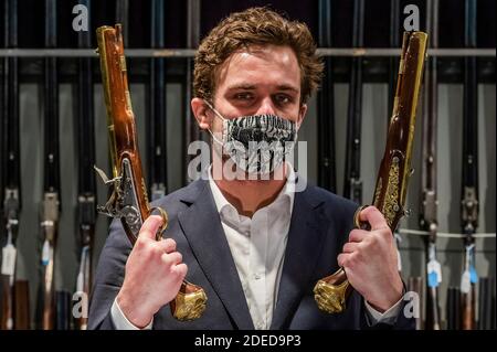 Londra, Regno Unito. 30 novembre 2020. Uno di un paio eccezionale di 'Flintlock' ripetendo Air Pistols da Blair Castle, Scozia, di Edward Bate, Londra, circa 1770, est £20,000 - 30,000 - Anteprima di Bonhams' Antique Arms, Modern Sporting Guns & Exceptional Firearms. La vendita avrà luogo il 3 dicembre a Knightsbridge. Credit: Guy Bell/Alamy Live News Foto Stock