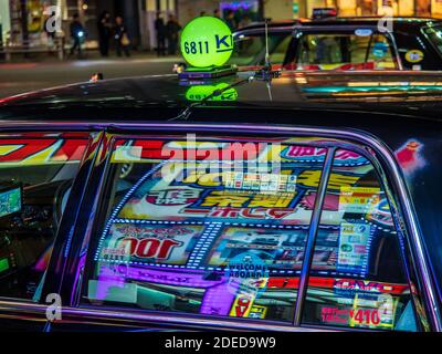 Tokyo Taxi illuminato al neon di notte con cartello illuminato. Tokyo Neon. Taxi Tokyo. Foto Stock