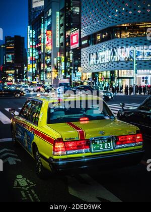 Taxi di Tokyo di notte. Tokyo Taxi di notte con cartello illuminato Foto Stock