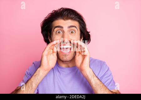 Primo piano ritratto di delizioso ragazzo mani intorno bocca gridare usura della ventola di supporto viola isolato su sfondo rosa Foto Stock