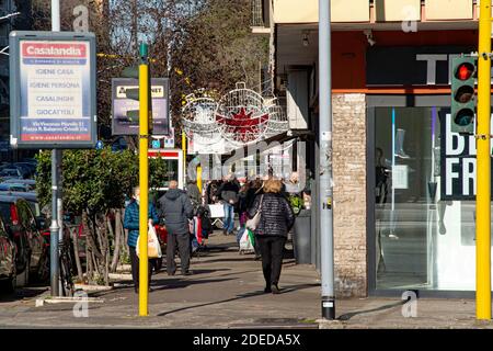 Roma, via Prenestina si prepara per lo shopping natalizio 2020 Foto Stock