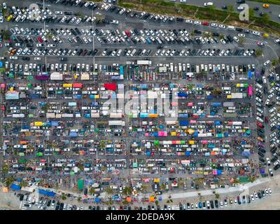 Parcheggio auto vista dall'alto, vista aerea al mercato notturno di Ninja chonburi. Parcheggio con vista dall'alto in thailandia. Foto Stock