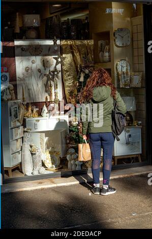 Roma, via Prenestina si prepara per lo shopping natalizio 2020 Foto Stock