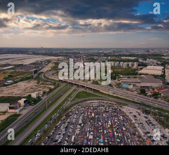 Vista panoramica del mercato notturno di Ninja chonburi con parcheggio auto. Paesaggio urbano in thailandia. Foto Stock