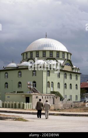 Due uomini sulla strada per la moschea in Anatolia Foto Stock