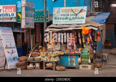 Attività sulla strada principale di Port Blair nelle Isole Andamane con negozi di fronte e la gente che passa, una scena tipica del terzo mondo paese Foto Stock