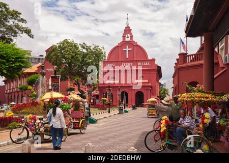 La chiesa principale di Malacca con colorati pedalò decorativi sulla strada di fronte. Malacca, Malesia Foto Stock