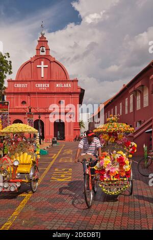 La chiesa principale di Malacca con colorati pedalò decorativi sulla strada di fronte. Malacca, Malesia Foto Stock