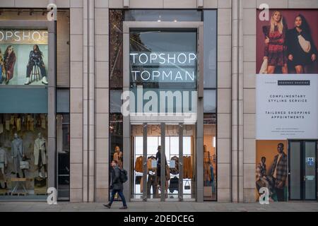 Knightsbridge, Londra, Regno Unito. 30 novembre 2020. Il negozio Topshop Knightsbridge rimane chiuso durante le attuali restrizioni di blocco del Covid-19, che saranno leggermente diminuite dal 2 dicembre quando Londra si trasferirà al livello 2. Arcadia, proprietario di Topshop, è stato dichiarato vicino all'Amministrazione il 30 novembre. Credit: Malcolm Park/Alamy Live News. Foto Stock