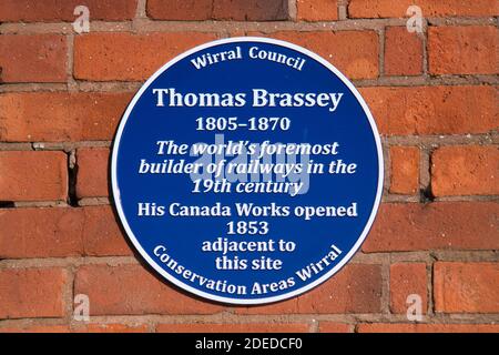 Una targa blu commemorativa che indica la posizione del sito di Canada Works a Birkenhead, Wirral, Regno Unito, dell'appaltatore di ingegneria Thomas Brassey Foto Stock