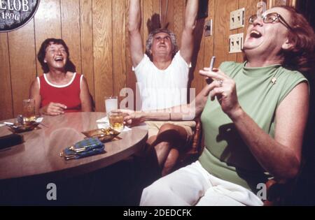 1970 Foto (1973) - durante una festa barbecue in una casa sul lago; diversi ospiti hanno preso il largo per un'escursione serale su una nave da crociera di uno degli ospiti. Destinazione la sala cocktail Millstone Lodge sul lago (zona del lago di Ozarks Missouri) Foto Stock